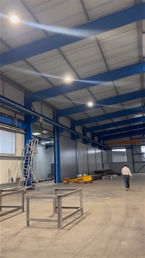 Avez-vous déjà pensé à installer un éclairage intelligent dans vos bâtiments industriels ? Grâce à ces spots lumineux avec détection de mouvement, l’éclairage ne s’active que lorsque c’est nécessaire chez @vjpindustrie : dès qu’un passage est détecté la lumière s’allume automatiquement. Un geste simple, des économies durables : moins d’énergie gaspillée et une réduction de vos dépenses électriques. 🌱🌍 | Selca : Société Electricité Contrôle Automatisme