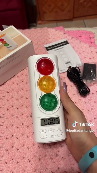 ⏰ Cosas para maestros 24 | Temporizador visual recargable tipo semáforo Este temporizador lo compré en AliExpress porque en ese momento tenía mejor precio (aunque ahora con los impuestos ya no estoy tan segura si conviene 🤔). Tenía mucho tiempo queriéndolo, porque me ayudará a establecer tiempos de trabajo en clase, y a mis alumnos les permitirá visualizar mejor su ritmo y organización gracias a las luces tipo semáforo. 🚦 Una herramienta práctica para fomentar la autonomía, la autorregulación 