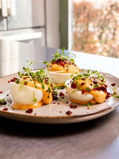 Œufs Mayo 🥚 : - Cuisson 8 minutes 40 - Bacon en chips - 300 gr de mayo maison bien serrée - 5 gr de piment d'espelette - Cresonette . . . #oeuf #mayo #bistroparisien #homemademayo #astucecuisine
