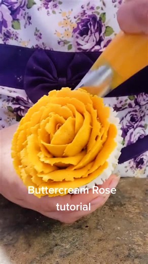 Buttercream Rose tutorial. would you like a step by step next time?#entrepreneur #tutorials #fypシ #fyp #parati
