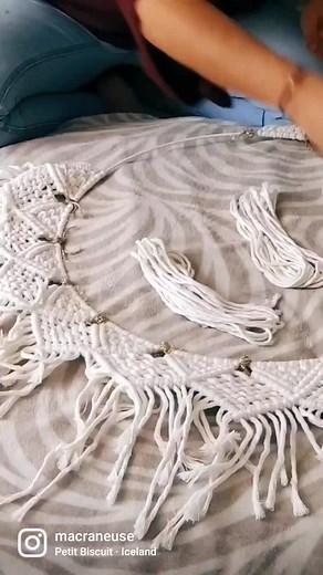 Un petit aperçu de la fabrication du miroir macramé Lumen ✨ Des heures de tissage, des dizaines de mètres de corde, des dizaines de roses dorées y sont passés 💪🧵☕ 🛍️ MP ou Etsy : Macraneuse Taille sur mesure ❤️ #macrame #macrameart #fiberart #fabrication #artisanat #miroir #roses #cat #occitanie #creatricefrancaise #toulouse #macraneuse