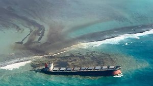 Nearly 1,000 tonnes of oil have leaked from a Japanese ship since it ran aground on a coral reef. Thousands of students, environmental activists and residents of Mauritius were working around the clock trying to reduce the damage to the Indian Ocean. Environmentalists are already calling the spill an 'ecological disaster.' | CBC News