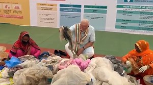 312K views · 1K shares | PM Narendra Modi led a helping hand to rag-pickers in Mathura who were segregating plastic from garbage. The PM interacted with the women and was also seen helping them in segregating the plastic. In doing so, the PM send out a strong message to the people to cut down on plastic use. The govt has also banned single-use plastic to cut down on plastic waste. | The Times of India | Facebook