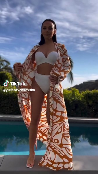 Posing on camera TIPS 📸 designed by @lorenabakerr ❤️ Modeling with Yulia Brychkovska✨ |Follow for more inspiration| 🥰 🦩 I always read all comments and try to reply to all of them 💓 #yuliabrychkovska #modeling #posingtips #posingoncamera #modelinla #losangeles