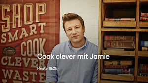 In der Show "Cook clever mit Jamie" zeigt Jamie Oliver, wie man sich gut und günstig ernährt. ☺️ In dieser Episode schmort Jamie eine ganze Ochsenbrust. Aus dem Bratensaft und deftigem Reis kreiert er eine leckere Beilage. Außerdem bereitet er einen Fischeintopf aus tiefgefrorenem Fisch zu. Einem Pizzaliebhaber beweist Jamie, dass man sich seine persönliche Lieblingspizza günstig und ohne großen Aufwand selber herstellen kann. 🍕😋 Cook clever mit Jamie, heute 19:25 bei RTL Living. 📺💛 #rtllivi