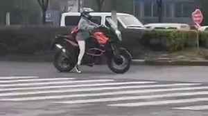 超级可爱！小妹子骑KTM大野驴等红绿灯双脚点地！腿不够长。