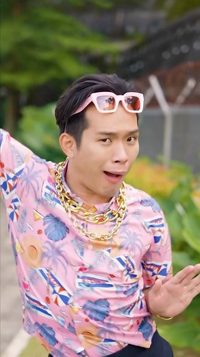 黑皮哥 培永 🇲🇾 | TAG一位 比黑皮更騷的朋友 挑戰跳 #泰國的表弟 🇹🇭 KITKAT PINK 淇淋香滑威化风味雪糕心🍦 外层裹上浓浓的草莓芝士味巧克力🍓 可口的冻干草莓 ➕ KITKAT威化饼碎点缀 還在等什麼趕快去購買吧😍 #KITKATPinkIceCream... | Instagram