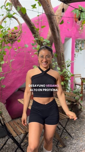 Restaurante vegano • vegetariano 🌱 on Instagram: "Desayuno para ganar músculos 💪 a base de plantas 🌱 🌼Omelette vegano hecho de harina de garbanzo relleno de tofu con verduras 🌿 🍓Smoothie campo de fresas de proteína vegana 🌱 chía, avena y leche de almendras. 💕Desayunos hasta la 1:30pm ✨Disponible en restaurante o envío a domicilio. 📍Calle 4a pte nte #517 entre 4a y 5a nte, col. Centro Tuxtla Gutiérrez. . . . . . . . #desayunosaludable #vegan"