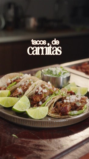 Tacos de Carnitas Ingredientes • Bondiola de cerdo – 1 kg • Brazuelo de cerdo – 1 kg • Sal – 30 g • Pimienta negra – 3 g • Ajo molido – 6 g • Comino molido – 4 g • Orégano – 5 g • Manteca de cerdo o aceite – 40 g • Cebolla blanca grande – 1 unidad • Tomate mediano – 1 unidad • Ají panca seco – 2 unidades • Limón – 1 unidad • Gaseosa negra – 330 ml • Doña Gusta(r) Carne – 1 sobre • Leche – 100 ml • Tortillas de maíz, cebolla picada, cilantro y limón para servir. Preparación 1. Corta la bondiola y