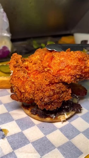 🚨 Cluck & chuck sandwich 🚨 #morethanfries #morethanfriesnyc #smashburger #bestjerkchicken #brooklyneats #nyceats #nycbucketlist #flatbushbrooklyn #smashburgertacos