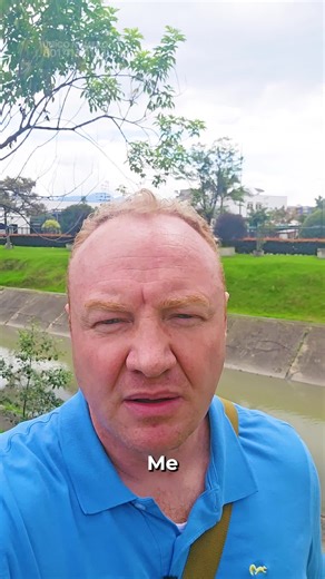 En la Embajada de Estados Unidos en Bogotá, cada día personas entran para su entrevista de visa. Algunos salen con sonrisas… otros con tristeza. Aunque algunos procesos de visas inmigrantes están pausados para ciertos países, las visas no inmigrantes como turismo o estudiante siguen activas. Pero hay algo clave que muchos no saben: Para obtener una visa no inmigrante debes demostrar que NO tienes intención de quedarte en Estados Unidos. Eso significa probar que tienes raíces fuertes en tu país: