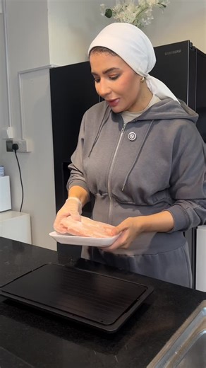 Faten Mahmoud on Instagram‎: "⁨ ⁨ ⁨ ⁨ اكتشافاتي من أمازون 😻🔥 ‪‪‪‪@amazonae‬‬‬‬ بورد لتذويب اللحوم او الدجاج او الأسماك 🐓🥩🐟 حرفيا في عشر دقايق بيذوب 😱 قطاعه يدويه للحوم وصدور الدجاج او حتي الخضار 😍 بتعطيكى تقطيعه متساويه وممكن كمان تفرم ناعم وحاده جدااا غسالة الفواكه توووحفه للتوت والفراوله والعنب 🍓🫐🍇بتنصدمين من اللي بينزل منهم 😳 علبة لحفظهم في الثلاجه فضلوا عندي أسبوع فيهم كانى لسه شراياهم 😍 وممكن كمان تقسميهم مخصص للأكل مباشرة 👏🏻 محول البطاريات رهييب في منه يحول AAA ل AA او الكبير