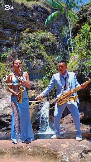 Dúo RJ Sax Perform Tattoo Cover in Tropical Setting