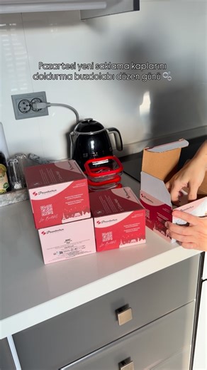 Ebru Gümüştekin on Instagram: "Cam candır derim hep sizce de cam kullanışlı değil mi ? Ben bunları çok beğendim 🤌🏻 Dolaptan çıkar altına bir tepsi yerleştir 2 servis 2 bardak doğru masaya gayet pratik şık bir kahvaltı sofrası hazır . Misafir bile gelse bu şekilde sade şık hem de pratik oluyor 🥰🤌🏻 . #cleaneating #buzdolabı #evdüzeni #mutfakdüzeni"