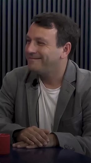 Quetepasa on Instagram: "¿Por qué un comerciante puede ser kirchnerista? 🤔 Porque en los ciclos políticos y económicos donde los laburantes tienen buenos ingresos consumen más, y las PyMes, que emplean un alto porcentaje de trabajadores en Argentina, viven del mercado interno 🛒🇦🇷 Es el círculo virtuoso de la economía. Por esto y porque después del infierno del 2001 las PyMes y los trabajadores volvieron a estar mejor 🤝🏽"