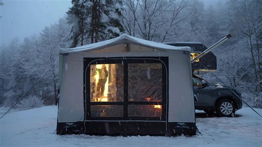 放松 解压|❄️在大雪中露营_在空气帐篷里过夜-温暖的壁炉【4K高清】