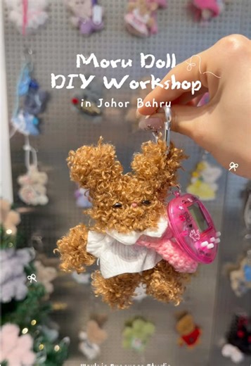 JB’s cutest DIY workshop is here 🧸✨ Create your own MoruDoll bag charm from scratch choose your doll & charms 💗 Perfect for besties, couples & solo dates in Johor Bahru (JB) 📍 Work in Progress Studio #johorbahru #jbthingstodo #diyworkshop #morudoll #bagcharm