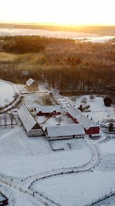 🌟 Få en helt særlig juleoplevelse på tværs af generationer. I de historiske hjem er stuerne pyntet, ovnene varme, og håndværkerne arbejder som i gamle dage. Hestevognen kører, damplokomotivet fløjter, og børnene kan se, hvordan julen blev forberedt og fejret. 🎄 29.-30. november | 6.-7. december |13.-14. december 2025 | Frilandsmuseet Hjerl Hede