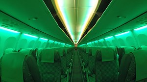 【ソラシドカラー？な機内照明】 皆さま、こんにちは！ 本日は機内照明の整備作業をご紹介します。 ソラシドエアの機体は、Boeing Sky Interior（ボーイングスカイインテリア）と呼ばれるLEDを使用した機内照明を導入しています。 LED照明なので蛍光灯と違い様々な色を出すことで、シーンに合った機内空間を演出できるのですが、その分システムの複雑さが増しています。 その代わり機能は賢くなっており、どこが悪いか自己診断する機能がついています。その自己診断機能をオンにするとこのような普段は見られない緑色の照明になります。 安全運航をするため、機内照明点灯が問題ないかこのような診断機能も活用しながら日頃の安全運航に努めています！ ぜひご搭乗の際には、ボーイングスカイインテリアにも注目してみてください♪ ※一部機材は対象外です。 | Solaseed Air / ソラシドエア