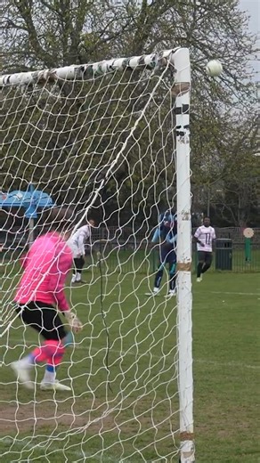 SportsCenter ESPN on Instagram: "Hermosa pared y... ¿CENTRO O ARCO? Kay Hill nos regaló esta perla en la Sunday League de Londres: ¡El efecto de la pelota es imperdible!"