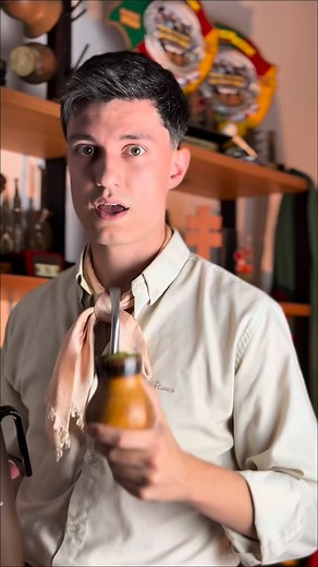 De cheirar pó de reboco 🧉 O que que achou dessa releitura do Mega Répi do Guasca que já é uma releitura do Répi do Guasca?!🌿🍄‍🟫 @xiru_missioneiro recolocou essa obra no top hits mundo 🌎 Upapapa! Adelante, Rio Grande! 🙌🏻 #Sul #RioGrandeDoSul #Gaucho #SantaCatarina #Parana | Leo Brizolla