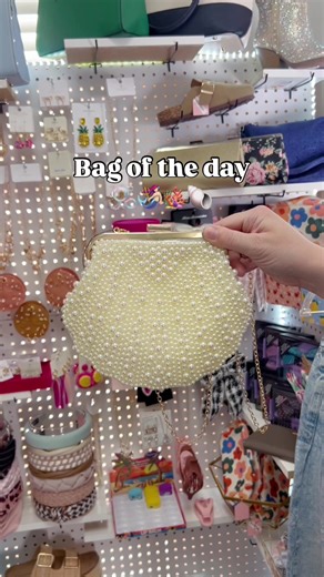 Seas the day with a new shell purse! 🫧🧜🏻‍♀️🪸🐚 #shellpurse #mermaidlove #purseoftheday #thedazzlingmagnolia