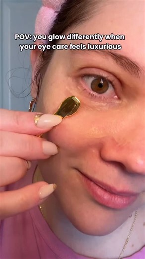 This OGEE Brightening Botanical Eye Balm has become one of my favorite steps in my skincare routine ✨ The texture is lightweight yet deeply nourishing, and the gold applicator feels so cooling and soothing when massaging under the eyes. It instantly makes my under-eyes look more refreshed and awake 🤍 Formulated with plant-based ingredients like bakuchiol and hyaluronic acid, it hydrates, smooths, and brightens without feeling heavy or greasy. Plus, it’s organic, vegan and cruelty-free — such a 