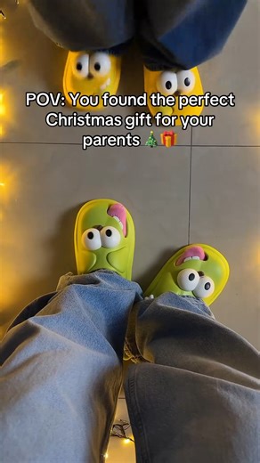 🎄 Cute Christmas Gift Alert! 🎁 These goofy, wide-eyed slippers are the perfect way to bring your friends a little daily joy. Soft, comfy, and hilariously adorable — a small gift that guarantees big smiles. Give comfort, give laughter, give Christmas vibes. 💚 #christmasgiftideas #kissingslippers #giftformom #giftfordad | Ommizon