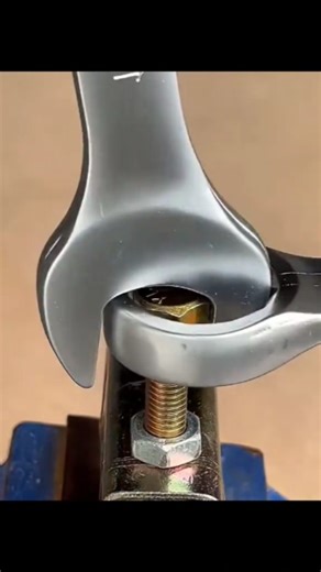 🍃🫀 on Instagram: "2001년 개봉한 영화 “A Beautiful Mind”는 단순히 천재 수학자의 삶을 다룬 작품이 아니라, 인간이 내면의 혼란 속에서도 어떻게 사랑과 신뢰로 자신을 되찾아가는지를 보여주는 깊은 이야기입니다. 화려한 계산 장면보다 존 내쉬가 마음속 그림자를 이겨내려는 순간들이 훨씬 더 오래 기억에 남죠. 특히 그가 현실과 환상 사이에서 흔들리면서도 끝까지 아내를 향한 마음을 놓지 않는 모습은 묘하게 가슴을 저릿하게 만듭니다. 이 영화에서 감정을 완성시키는 요소는 바로 잔잔한 피아노 선율과 차분한 배경음악입니다. 처음에는 조용히 스며들지만, 어느 순간 관객도 모르게 내쉬의 감정에 같이 잠기게 되죠. 후반부, 아내가 내쉬의 손을 잡아주던 장면에서는 음악과 화면이 자연스럽게 겹쳐지면서 눈시울이 뜨거워지는 경험을 하게 됩니다. 많은 이들이 “이 장면만 떠올려도 이상하게 마음이 찡하다”고 말하는 이유도 그 때문일 겁니다. 이 영화가 여러 상을 휩쓴 건 단순한