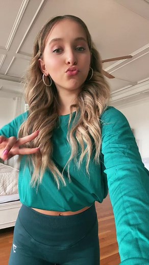 had to flex my legs oops 🤷‍♀️ @Lillyk | lilly k