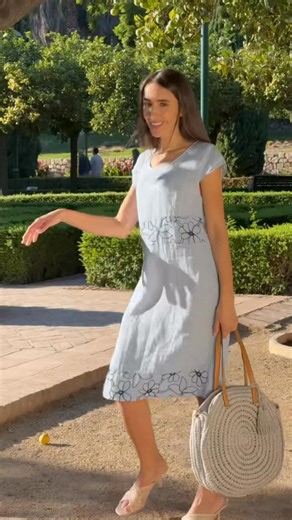 Pohodlné lněné šaty GINNY ve dvou krásných barvách. 🩵🩷 https://modaprostejov.cz/zeny/saty/damske-saty-ginny Jaká barva doplní váš letní šatník? ☀️ • Rovný střih • 100% len - ideální materiál na léto • Lehký a vzdušný materiál • Prošité v pase - přizpůsobí se tak postavě | MÓDA PROSTĚJOV