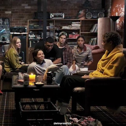 UniversoFlix on Instagram: "📝 Sinopse (resumida): Um grupo de adolescentes descobre uma misteriosa mão embalsamada que permite se comunicar com espíritos ao segurá-la e dizer “fale comigo”. O que começa como uma brincadeira intensa e viciante logo se transforma em um pesadelo quando um deles ultrapassa os limites e abre passagem para forças sobrenaturais perigosas. Conforme as possessões ficam cada vez mais violentas, a jovem Mia precisa enfrentar traumas do passado e impedir que o mundo dos mo