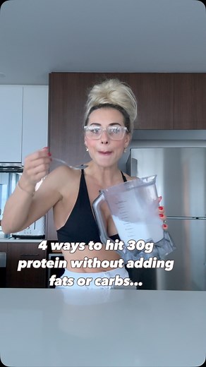 Mel Calligeros | Online Fitness Coach on Instagram: "Need to hit 30g protein… but your fats and carbs are maxed out? These are not your boring go-to snacks — they’re next-level, prep-friendly, and way more fun than another dry shake 👇🏼 🧊 Vanilla Protein Iced Whip Float – 1 scoop Alien vanilla protein – 100ml cold water + 1/2 tsp xanthan gum – Blend into a fluffy whip – Serve over a glass of cold diet lemonade or passionfruit soda 🧬 ~30g protein, 0g fat, 1g carbs ⚡️ Looks like a dessert float