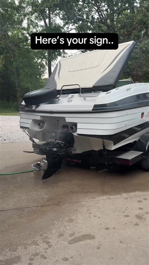 Here’s your sign to go ahead and put thru hull exhaust on your boat to let them big (and small) blocks breathe #heavyhittersmarine #thruhull #captainscall #shesbad #bigblockchevy