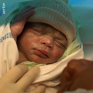 106K views · 319 reactions |  Une soixantaine de kilomètres seulement séparent l’archipel des Comores, un des Etats les plus pauvres au monde, de l’île française de Mayotte. Beaucoup de femmes enceintes rejoignent clandestinement ce territoire de l’UE sur de frêles embarcations pour y accoucher. ⤵ arte.app.link/Comores | ARTE Info | Facebook
