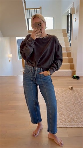 Here is that sweatshirt paired with a cute pair of jeans! Comment SHOP and I’ll send the link! ⬇ https://liketk.it/5qYxl | retailcheapskate