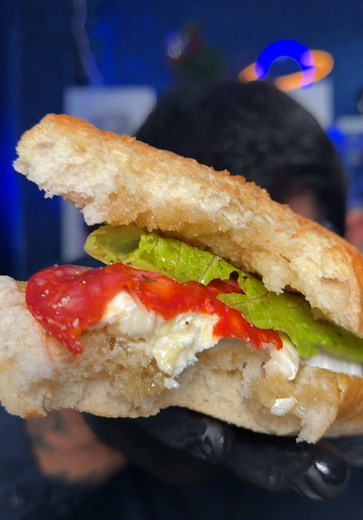 Probando el bocadillo dulce y salado de dola IA