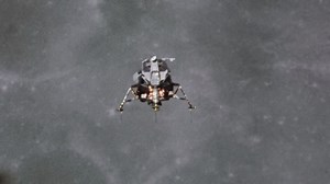 ¿Sabías que Armstrong decidió aterrizar en modo manual en la Luna en el último momento? Descubre más en el documental "Armstrong: el primer hombre en la Luna", a partir del domingo a las 16.00 en National Geographic. | National Geographic