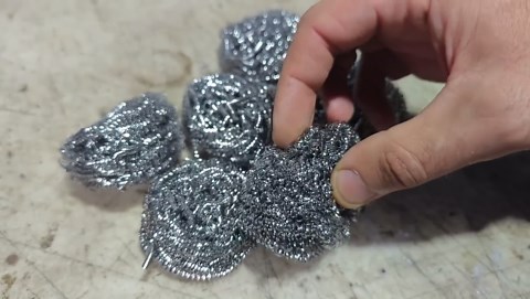 Making wootz steel from scrubber cleanz . Making a KRIS knife