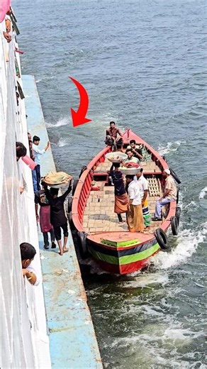 বোঝা নিয়ে হকার চলন্ত লঞ্চ থেকে ট্রলারে নামলো। #shots #launch #cargoconnect #automobile #ship