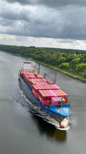 Zwischen den Meeren, ein Containerschiff auf dem Nord-Ostsee-Kanal #schiffe #fotografieren #Fotospot