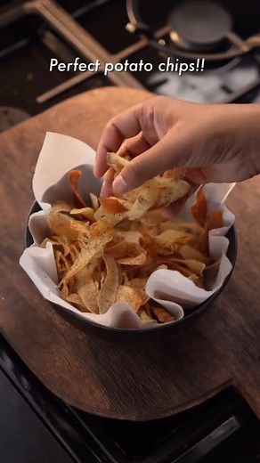 CRISPY POTATO CHIPS RECIPE WITH CHIPOTLE DIP. You will going to love these!! These SUPER crispy potato chips are so so goodd Also, try this out with that easy peasy instant chipotle dip! Ingredients used are- Potatoes-5-6 medium size Hot boiling water Cold ice water Oil for frying Salt and black pepper as per your taste For chipotle dip- Mayonnaise-1 Cup Red chilli powder, pizza seasoning- 1 Tsp each Ginger garlic paste- 1/2 Tsp Powdered sugar- 1 Tsp Salt to taste Vinegar- 1/2 Tsp A video direct