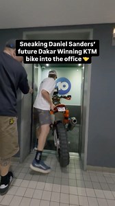 The road to Dakar begins at Quad Lock HQ 🏁⁠⁠Daniel Sanders KTM is in good hands (and yes, everyone’s already taken their turn on it).⁠ 👀⁠*Disclaimer: The orange lever isn’t for sale...yet! 🙂‍↕️ Let us know if we should be making one? | QUAD LOCK