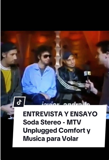 Este video muestra el ensayo de #SodaStereo y una entrevista previa a su presentación #MTV Unplugged del 3 de diciembre de 1996. La banda habla sobre la naturaleza particular del show, al que llaman en tono humorístico “replugged” (0:27-0:32), debido a su mezcla de elementos acústicos y eléctricos (1:05-1:09). También comentan la evolución musical que se desarrolla a lo largo de la presentación (1:11-1:24). Aspectos destacados del ensayo y la entrevista: • El concepto “Replugged” (0:27-0:32): La