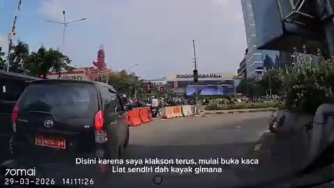 Kelakuan si paling abdi negara :1. Pake jalur puter balik untuk nyerobot jalur lain2. Menghambat pengendara lain yg mau puter balik3. Diklaksonin langsung buka kaca mau show off4. Rokokan di mobil, abunya dibuang sembaranganIni serius abdi negara? Keliatan kan muka jeleknya