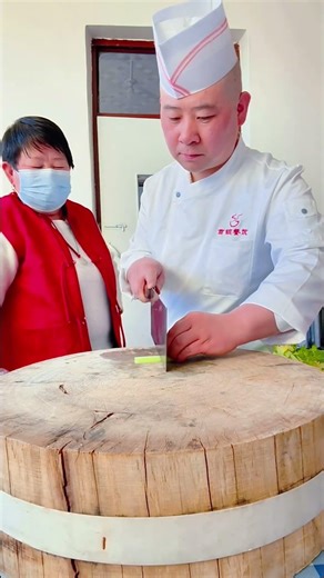 China’s Chef King Shows Amazing Cutting Skills with Knife Sculpting #chef #cuttingskills #chefknives