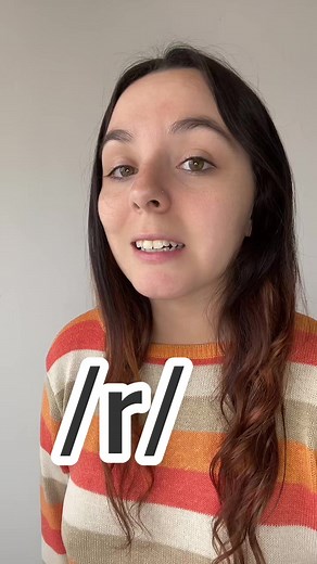 Practica la /r/ con este trabalenguas: Erre con erre, cigarro, 🚬 Erre con erre, barril, 🛢️ Rápido ruedan los carros, 🚗 Cargados de azúcar del ferrocarril. 🚂 Aprende con Español al Limón 👩🏻‍🏫 📩 info@esallimon.com 👉🏻 www.esallimon.com