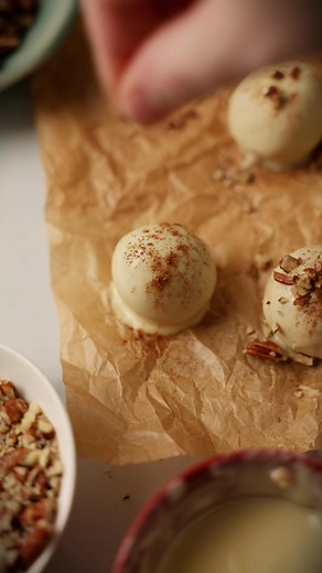 Gingerbread Truffles These gingerbread cookie-inspired truffles are a quick and easy snack that packs protein, flavor, and nutrition into every bite. Perfect for meal prep or a grab-and-go treat, plus they are made with Gingerbread Keto Chow so you know it’s good! INGREDIENTS- 1 serving (scoop or packet) Gingerbread Keto Chow 1/4 cup almond flour 1 tsp cinnamon 1/4 cup almond butter 2 tbsp avocado oil 2 tbsp liquid allulose (or preferred sugar-free liquid sweetener or honey substitute) Coating &