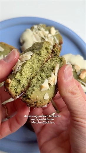 nu3 on Instagram: "Healthier vegan Matcha cookies 🍪 🍵 Das brauchst du: ✨ 225 g (blanchiertes) Mandelmehl ✨ 80 g Ahornsirup ✨ 40 g Kokosöl (geschmolzen) ✨ 1 Prise Meersalz ✨ 2 TL nu3 Organic Matcha ✨ 1/2 TL Natron oder Backpulver ✨ 1 TL Apfelessig ✨ optional: 90 g weiße Schokoladenstückchen (vegan) Und so geht's: 1) Ofen auf 180°C vorheizen und ein Backblech mit Backpapier auslegen. 2) In einer großen Schüssel Mandelmehl, Ahornsirup, Kokosöl, Salz, Matcha, Natron und Essig verrühren, bis der Te