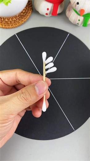 Let’s use cotton swabs to make a beautiful snowflake—it's really so pretty! #HandmadeDIY #ParentChildCraft #HomemadeToys #KindergartenCraft” #art #kindergarten #diy #funny #homemade #handmade | Noelle Easton | Facebook